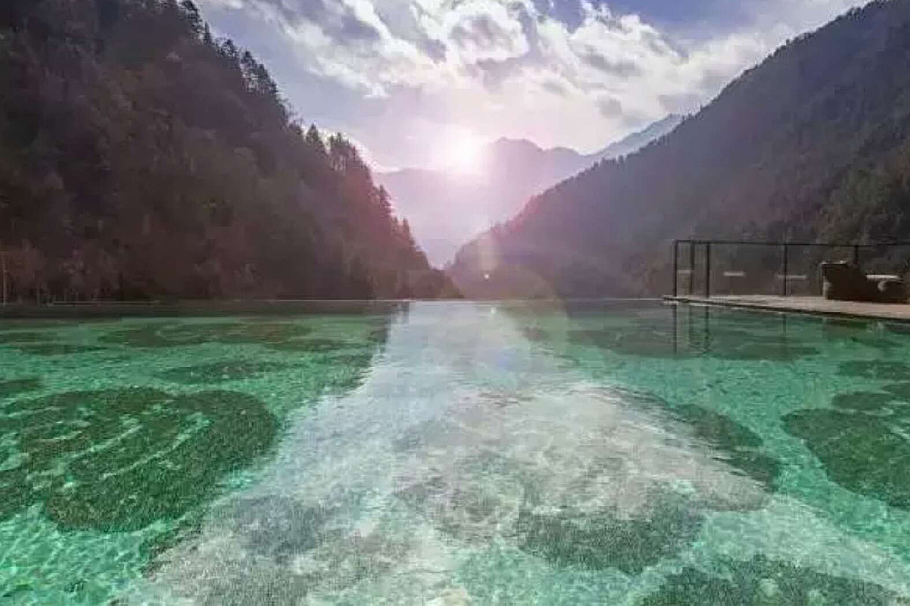 鲁山谷雨时节，下完大雨的室外游泳池立马游泳